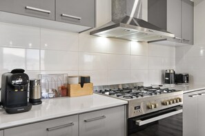 Apartment | Private kitchen - Garden Retreat 4-bed House in Tarneit (Melbourne)