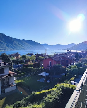 A residential area with houses, a clear sky, and a lake. - Apartment "La Terrazza" Paratico (Paratico)