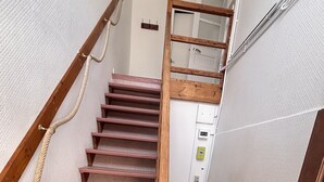 A wooden staircase with a rope handrail leading to a door. - Ideal stay in Le Croisic (Le Croisic)
