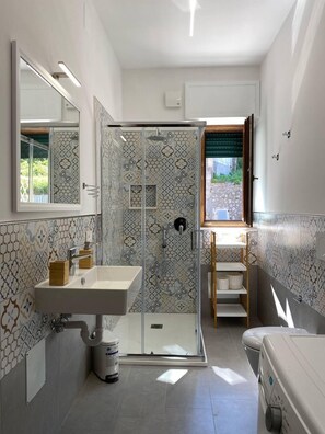 Dusj, hårføner, bidé og håndklær