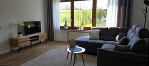 TV - Apartment 'Am Wilmkebach' with Private Terrace, Private Garden and Wi-Fi (Finnentrop)