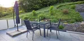 Outdoor dining - Apartment 'Am Wilmkebach' with Private Terrace, Private Garden and Wi-Fi (Finnentrop)