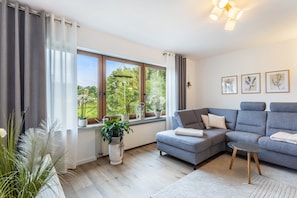 TV - Apartment 'Am Wilmkebach' with Private Terrace, Private Garden and Wi-Fi (Finnentrop)