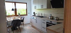Réfrigérateur, four à micro-ondes, un four, surface de cuisson