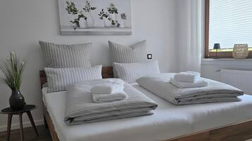 Tabla de planchar con plancha, wifi y ropa de cama