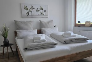 Iron/ironing board, WiFi, bed sheets - Apartment 'Am Wilmkebach' with Private Terrace, Private Garden and Wi-Fi (Finnentrop)