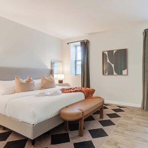 Iron/ironing board, travel cot, WiFi, bed sheets - Cozy & Convenient 3-Bedroom Near Washington Square (Philadelphia)