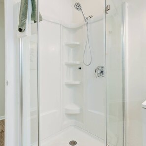 Shower, hair dryer, shampoo - Cozy & Convenient 3-Bedroom Near Washington Square (Philadelphia)