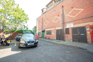 Exterior - Bright & Modern New Cross Apartment - Pass the Keys (London)