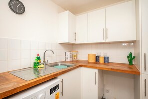 Een koelkast, een microgolfoven, een oven, een broodrooster