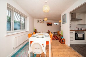 Dining - Bright & Modern New Cross Apartment - Pass the Keys (London)
