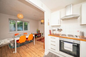 Een koelkast, een microgolfoven, een oven, een broodrooster