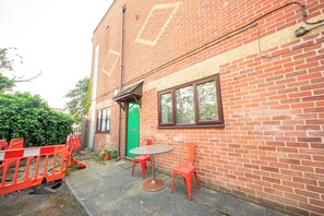 Outdoor dining - Bright & Modern New Cross Apartment - Pass the Keys (London)