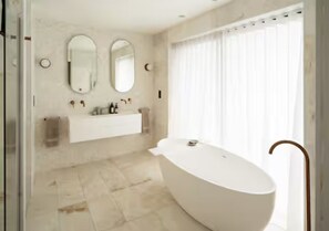 Shower, hair dryer, towels - Luxury Mid Century Retreat | Hot Tub, Sauna & Gym - Pass the Keys (Hove)