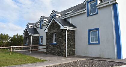 The Peaceful Puffin - fabulous 2-bedroom townhome in charming Portmagee
