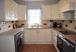 Private kitchen - The Peaceful Puffin - fabulous 2-bedroom townhome in charming Portmagee (Portmagee)