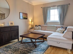 Living area - The Peaceful Puffin - fabulous 2-bedroom townhome in charming Portmagee (Portmagee)