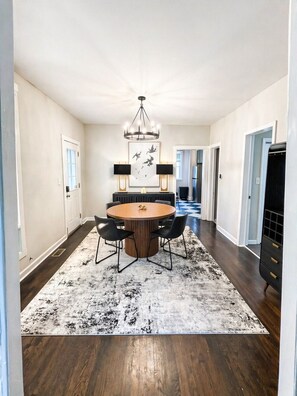 Interior - Gothic-meets-mid-century 2BR in Lakeview | Statment Kitchen + Dining for 4 (Chicago)