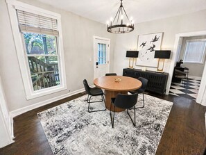 Dining - Gothic-meets-mid-century 2BR in Lakeview | Statment Kitchen + Dining for 4 (Chicago)