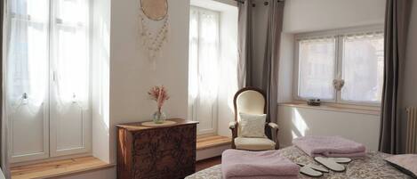 1 chambre, fer et planche à repasser, lit de bébé portatif