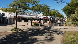 A street with outdoor seating, trees, and a building with a sign that reads 'Le Trimaran.' - Studio 28 m2, 100 m from Les Minimes beach - La Rochelle - pets welcome (La Rochelle)