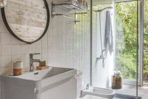 Haartrockner, Bidet, Handtücher, Seife