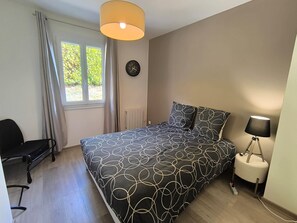 Iron/ironing board, free WiFi, bed sheets