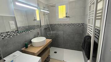 Douche, sèche-cheveux, serviettes fournies