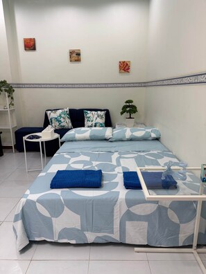 Tabla de planchar con plancha, wifi, ropa de cama