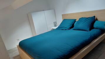 1 chambre, fer et planche à repasser, draps fournis