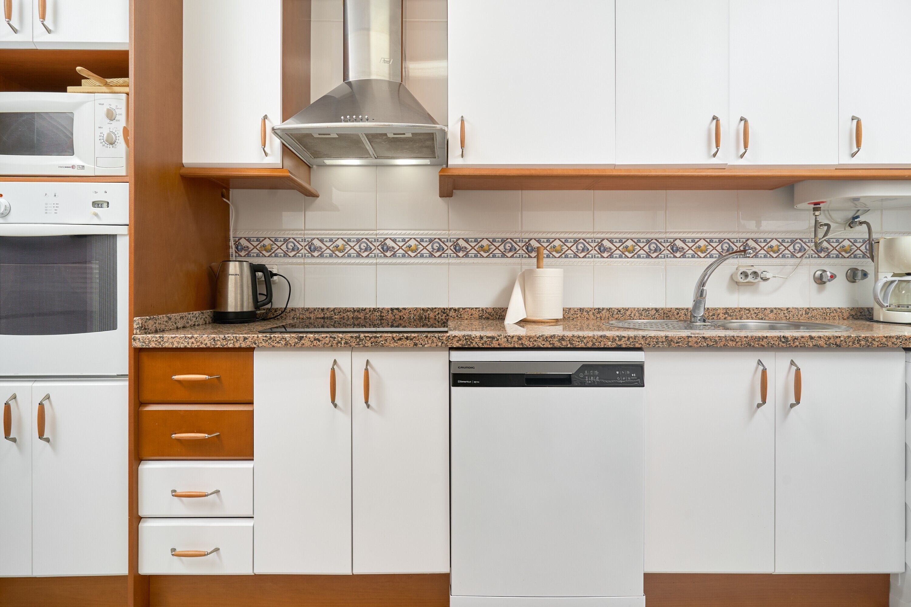 Frigorifero, microonde, forno, piano cottura