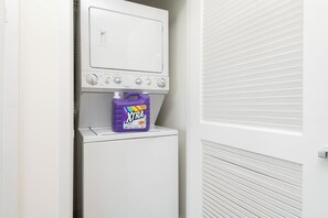 Classic Studio, 1 Queen Bed, Non Smoking, Kitchen | Interior