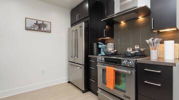 Estudio clásico, 1 cama de matrimonio, no fumadores, cocina | Cocina privada | Frigorífico grande, microondas, horno y placa de cocina
