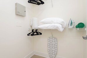 Classic Studio, 1 Queen Bed, Non Smoking, Kitchen | Interior