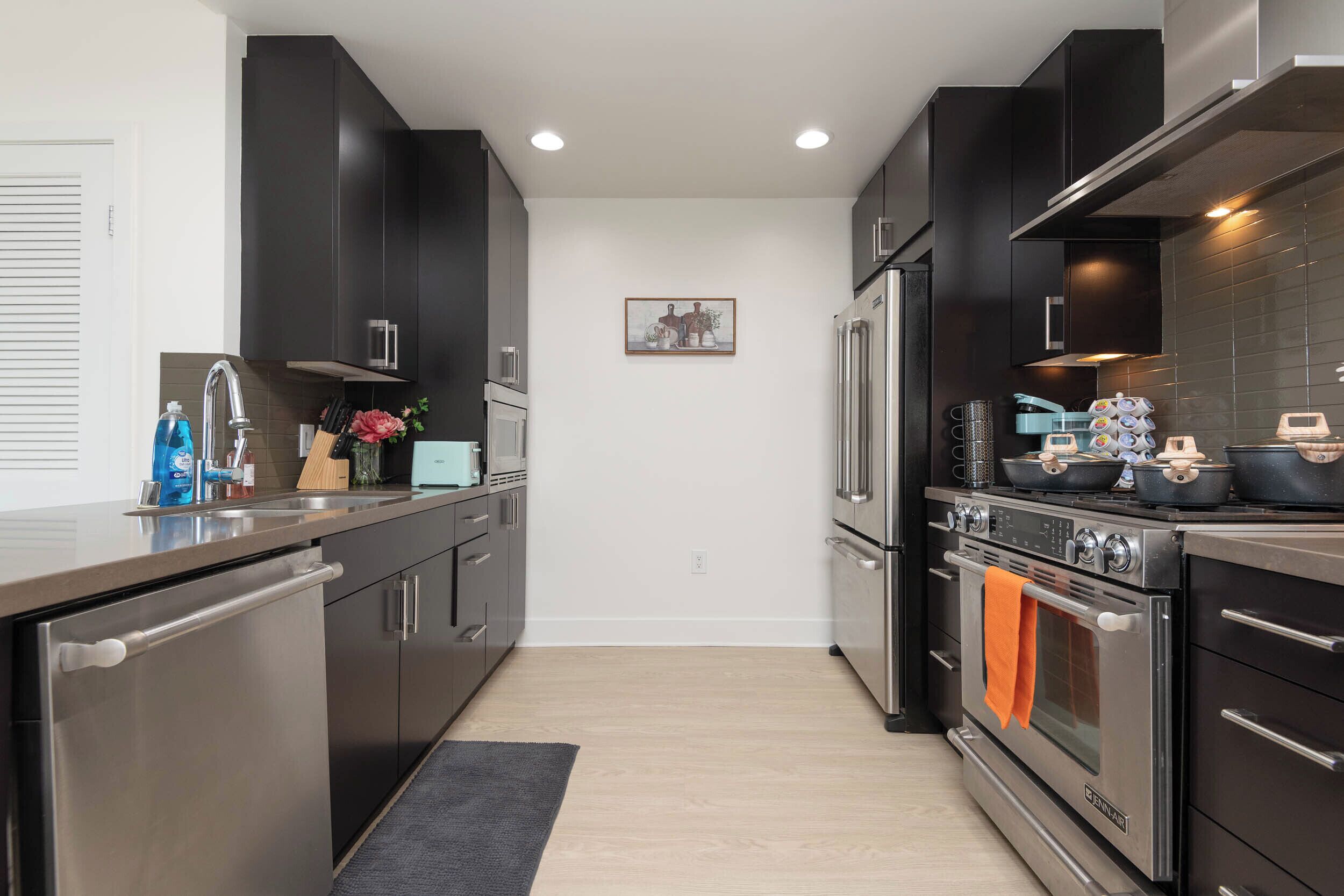 Estudio clásico, 1 cama de matrimonio, no fumadores, cocina | Cocina privada | Frigorífico grande, microondas, horno y placa de cocina