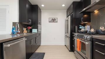 Estudio clásico, 1 cama de matrimonio, no fumadores, cocina | Cocina privada | Frigorífico grande, microondas, horno y placa de cocina