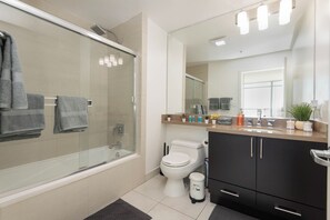Studio classique, 1 grand lit, non-fumeur, cuisine | Salle de bain | Douche, séchoir à cheveux, serviettes fournies, savon