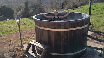 Outdoor spa tub