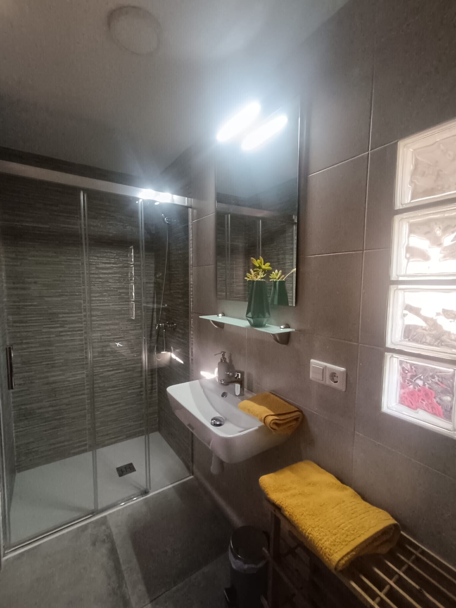 Een douche, handdoeken