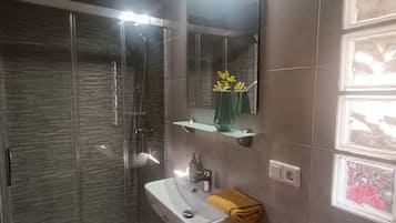 Een douche, handdoeken