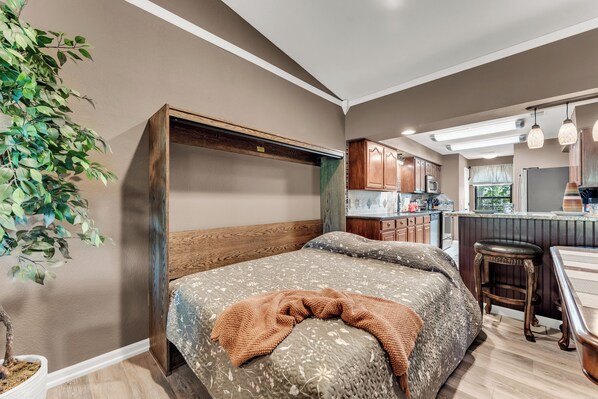 2 bedrooms, iron/ironing board, free WiFi, bed sheets - Beautifully Redone Condo Near Strip, 2 Pools, Hot Tub, Gym & Sauna (Branson)