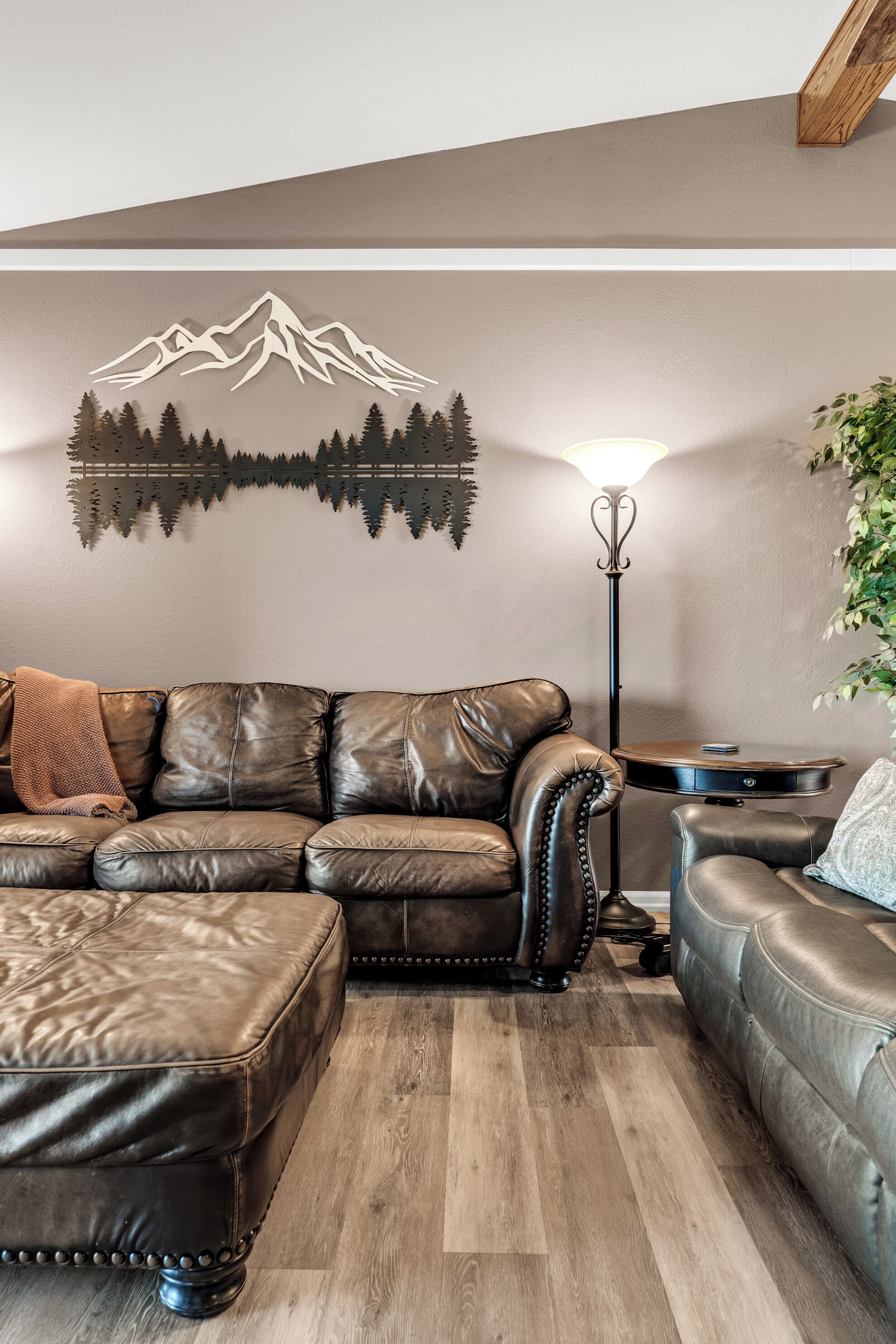 Beautifully Redone Condo Near Strip, 2 Pools, Hot Tub, Gym & Sauna - Branson, MO
