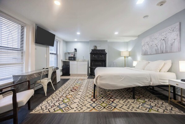 Desk, iron/ironing board, WiFi, bed sheets - Centrally located Stay In Boston's Bay (Boston)