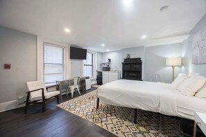 Desk, iron/ironing board, WiFi, bed sheets - Centrally located Stay In Boston's Bay (Boston)