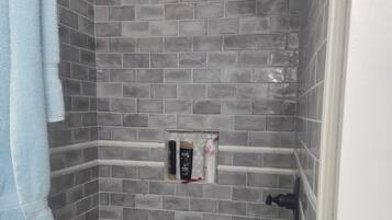 Douche, séchoir à cheveux, serviettes fournies, savon