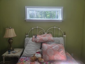 1 bedroom, iron/ironing board, WiFi, bed sheets - New cozy 1-bedroom cottage in quaint Vernon with AC, 30 min to Panama city beach (Vernon)