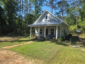 Exterior - New cozy 1-bedroom cottage in quaint Vernon with AC, 30 min to Panama city beach (Vernon)