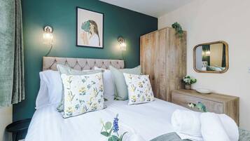 Desk, iron/ironing board, WiFi, bed sheets