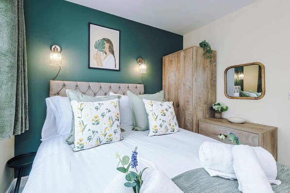 Desk, iron/ironing board, WiFi, bed sheets - Spacious & Modern 4 Bed in Northwich, FREE Parking (Cheshire West and Chester)