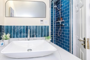Shower, hair dryer, towels, shampoo - Spacious & Modern 4 Bed in Northwich, FREE Parking (Cheshire West and Chester)